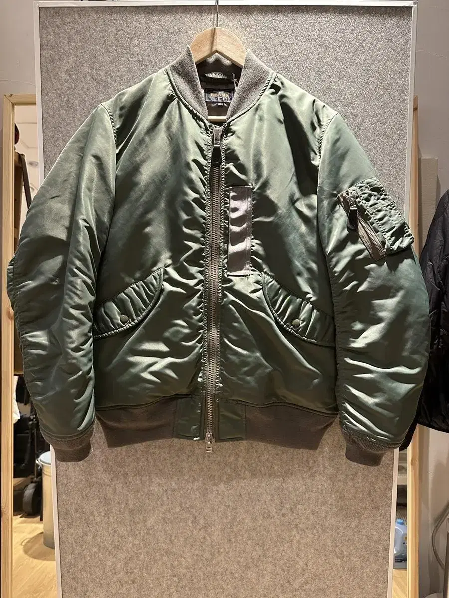 BEAMS PLUS L-3B DOWN BOMBER JACKET